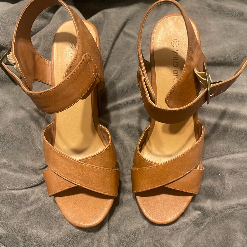 Chunky heels. Super comfortable and light weight